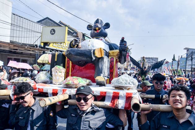August 13, 2026, West Bandung Regency, West Java, Indonesia: Participants take part a carnival commemorating the 81st anniversary of the Indonesia s independence in Lembang, West Bandung Regency, Indonesia. The carnival, which was held to celebrate the 81st anniversary of the Republic of Indonesia s independence, the carnival drew thousands of villagers who showcased costume and cultural parades as well as traditional attire. West Bandung Regency Indonesia - ZUMAr272 20260813_zip_r272_012 Copyright: xDimasxRachmatsyahx
