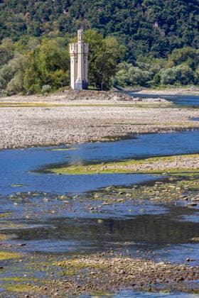Rhein-Nahe-Eck Bingen mit der Sehenswürdigkeit Mäuseturm. Extremes Niedrigwasser schränkt die Rheinschifffahrt drastisch ein. 12.08.2026, Bingen, Rheinland-Pfalz, Deutschland