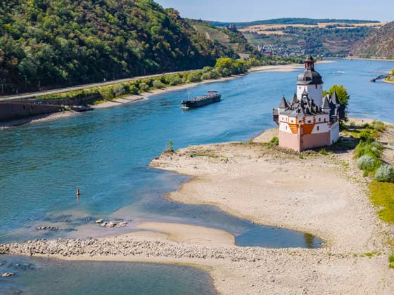 Der Pegel des Rhein ist auf einem Tiefststand. Die Rheinschifffahrt ist durch das Niedrigwasser extrem beeinträchtigt. Es fahren nur noch wenige Schiffe, und die sind mit reduzierter Fracht unterwegs. Burg Pfalzgrafenstein in Kaub am Mittelrhein. Die Sehenswürdigkeit ist eine auf einer Felseninsel im Rhein errichtete frühere Zollburg. 12.08.2026, Kaub, Rheinland-Pfalz, Deutschland
