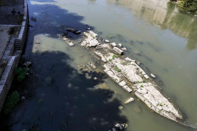 August 13, 2026, Rome, Italia, Italy: The water level of the Tiber River near Castel Sant Angelo drops due to intense heat waves, Rome 13 08 2026 Rome Italy  - ZUMAa289 20260813_zia_a289_057 Copyright: xFrancescoxFotiax xAgfx