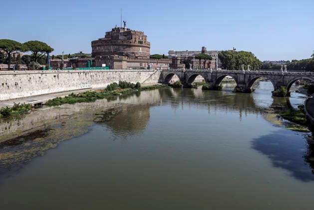 August 13, 2026, Rome, Italia, Italy: The water level of the Tiber River near Castel Sant Angelo drops due to intense heat waves, Rome 13 08 2026 Rome Italy  - ZUMAa289 20260813_zia_a289_058 Copyright: xFrancescoxFotiax xAgfx