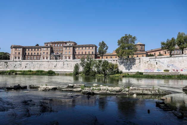 August 13, 2026, Rome, Italia, Italy: The water level of the Tiber River near Castel Sant Angelo drops due to intense heat waves, Rome 13 08 2026 Rome Italy  - ZUMAa289 20260813_zia_a289_060 Copyright: xFrancescoxFotiax xAgfx