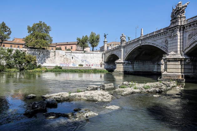 August 13, 2026, Rome, Italia, Italy: The water level of the Tiber River near Castel Sant Angelo drops due to intense heat waves, Rome 13 08 2026 Rome Italy  - ZUMAa289 20260813_zia_a289_061 Copyright: xFrancescoxFotiax xAgfx