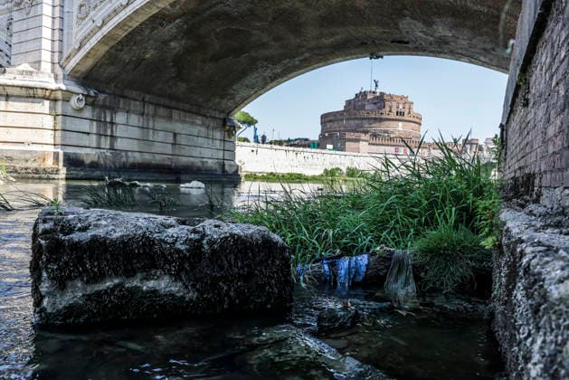 August 13, 2026, Rome, Italia, Italy: The water level of the Tiber River near Castel Sant Angelo drops due to intense heat waves, Rome 13 08 2026 Rome Italy  - ZUMAa289 20260813_zia_a289_062 Copyright: xFrancescoxFotiax xAgfx