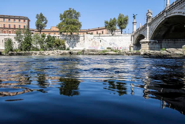 August 13, 2026, Rome, Italia, Italy: The water level of the Tiber River near Castel Sant Angelo drops due to intense heat waves, Rome 13 08 2026 Rome Italy  - ZUMAa289 20260813_zia_a289_063 Copyright: xFrancescoxFotiax xAgfx