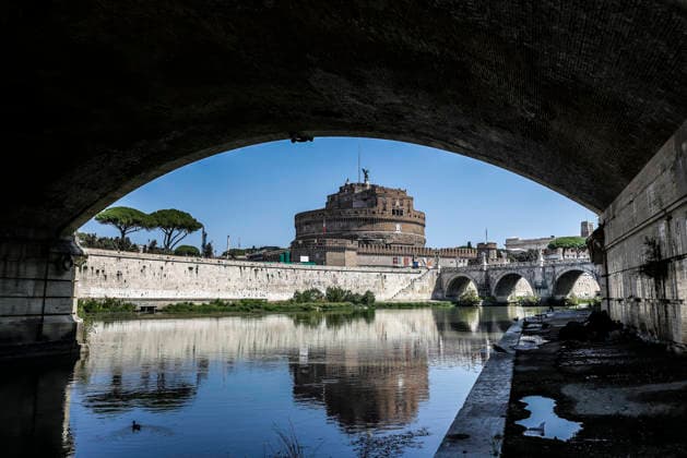 August 13, 2026, Rome, Italia, Italy: The water level of the Tiber River near Castel Sant Angelo drops due to intense heat waves, Rome 13 08 2026 Rome Italy  - ZUMAa289 20260813_zia_a289_064 Copyright: xFrancescoxFotiax xAgfx
