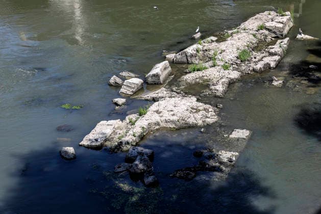 August 13, 2026, Rome, Italia, Italy: The water level of the Tiber River near Castel Sant Angelo drops due to intense heat waves, Rome 13 08 2026 Rome Italy  - ZUMAa289 20260813_zia_a289_065 Copyright: xFrancescoxFotiax xAgfx