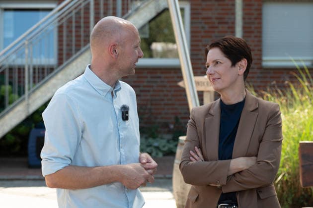 Landwirt Heiner KEIL begruesst Silke GORISSEN, Gorißen, CDU, Ministerin fuer Landwirtschaft und Verbraucherschutz des Landes Nordrhein-Westfalen, Silke GORISSEN, GorißÂüen, CDU, Ministerin fuer Landwirtschaft und Verbraucherschutz des Landes Nordrhein-Westfalen, besucht auf ihrer NRW-is(s)t-gut-Tour den Hof Keil in Reken, 13.08.2026. *** Farmer Heiner KEIL welcomes Silke GORISSEN, Gorißen, CDU, Minister of Agriculture and Consumer Protection for the State of North Rhine-Westphalia, Silke GORISSEN, Gorißen, CDU, Minister of Agriculture and Consumer Protection for the State of North Rhine-Westphalia, visits the Keil farm in Reken as part of her NRW is good tour, August 13, 2026