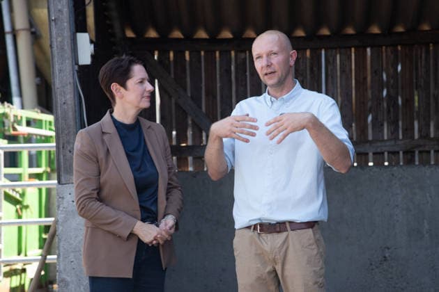 Landwirt Heiner KEIL im Gespraech mit Silke GORISSEN, Gorißen, CDU, Ministerin fuer Landwirtschaft und Verbraucherschutz des Landes Nordrhein-Westfalen, Silke GORISSEN, GorißÂüen, CDU, Ministerin fuer Landwirtschaft und Verbraucherschutz des Landes Nordrhein-Westfalen, besucht auf ihrer NRW-is(s)t-gut-Tour den Hof Keil in Reken, 13.08.2026. *** Farmer Heiner KEIL in conversation with Silke GORISSEN, Gorißen, CDU, Minister of Agriculture and Consumer Protection for the State of North Rhine-Westphalia, Silke GORISSEN, Gorißen, CDU, Minister of Agriculture and Consumer Protection for the State of North Rhine-Westphalia, visits the Keil farm in Reken as part of her NRW is gut tour, August 13, 2026