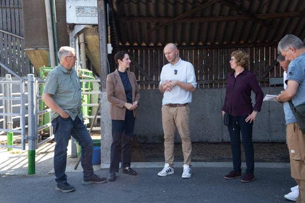 Landwirt Heiner KEIL (Mitte) im Gespraech mit Silke GORISSEN, Gorißen (2.v.l.), CDU, Ministerin fuer Landwirtschaft und Verbraucherschutz des Landes Nordrhein-Westfalen, Silke GORISSEN, GorißÂüen, CDU, Ministerin fuer Landwirtschaft und Verbraucherschutz des Landes Nordrhein-Westfalen, besucht auf ihrer NRW-is(s)t-gut-Tour den Hof Keil in Reken, 13.08.2026. *** Farmer Heiner KEIL (center) in conversation with Silke GORISSEN (Gorißen, second from left), CDU, Minister of Agriculture and Consumer Protection for the State of North Rhine-Westphalia, Silke GORISSEN, Gorißen, CDU, Minister of Agriculture and Consumer Protection for the State of North Rhine-Westphalia, visits the Keil farm in Reken as part of her NRW is good tour, August 13,