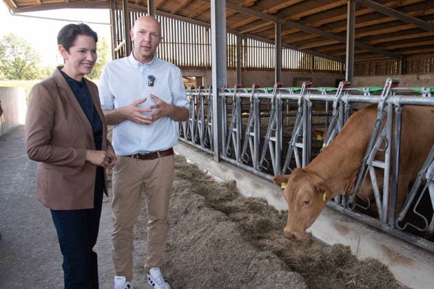 Landwirt Heiner KEIL im Gespraech mit Silke GORISSEN, Gorißen, CDU, Ministerin fuer Landwirtschaft und Verbraucherschutz des Landes Nordrhein-Westfalen, vor einem Stall mit Rindern, Silke GORISSEN, GorißÂüen, CDU, Ministerin fuer Landwirtschaft und Verbraucherschutz des Landes Nordrhein-Westfalen, besucht auf ihrer NRW-is(s)t-gut-Tour den Hof Keil in Reken, 13.08.2026. *** Farmer Heiner KEIL in conversation with Silke GORISSEN, Gorißen, CDU, Minister of Agriculture and Consumer Protection for the State of North Rhine-Westphalia, in front of a barn with cattle, Silke GORISSEN, Gorißen, CDU, Minister of Agriculture and Consumer Protection for the State of North Rhine-Westphalia, visits the Keil farm in Reken as part of her NRW is gut t