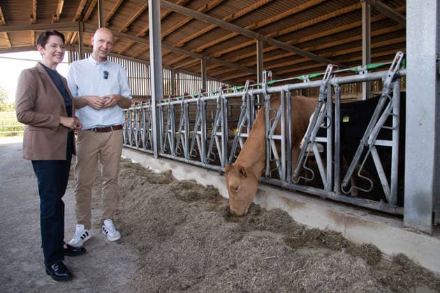 Landwirt Heiner KEIL im Gespraech mit Silke GORISSEN, Gorißen, CDU, Ministerin fuer Landwirtschaft und Verbraucherschutz des Landes Nordrhein-Westfalen, vor einem Stall mit Rindern, Silke GORISSEN, GorißÂüen, CDU, Ministerin fuer Landwirtschaft und Verbraucherschutz des Landes Nordrhein-Westfalen, besucht auf ihrer NRW-is(s)t-gut-Tour den Hof Keil in Reken, 13.08.2026. *** Farmer Heiner KEIL in conversation with Silke GORISSEN, Gorißen, CDU, Minister of Agriculture and Consumer Protection for the State of North Rhine-Westphalia, in front of a barn with cattle, Silke GORISSEN, Gorißen, CDU, Minister of Agriculture and Consumer Protection for the State of North Rhine-Westphalia, visits the Keil farm in Reken as part of her NRW is gut t
