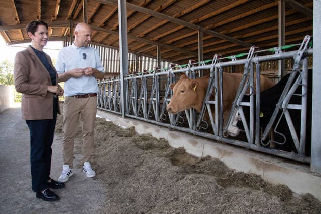 Landwirt Heiner KEIL im Gespraech mit Silke GORISSEN, Gorißen, CDU, Ministerin fuer Landwirtschaft und Verbraucherschutz des Landes Nordrhein-Westfalen, vor einem Stall mit Rindern, Silke GORISSEN, GorißÂüen, CDU, Ministerin fuer Landwirtschaft und Verbraucherschutz des Landes Nordrhein-Westfalen, besucht auf ihrer NRW-is(s)t-gut-Tour den Hof Keil in Reken, 13.08.2026. *** Farmer Heiner KEIL in conversation with Silke GORISSEN, Gorißen, CDU, Minister of Agriculture and Consumer Protection for the State of North Rhine-Westphalia, in front of a barn with cattle; Silke GORISSEN, Gorißen, CDU, Minister of Agriculture and Consumer Protection for the State of North Rhine-Westphalia, visits the Keil farm in Reken as part of her NRW is gut t