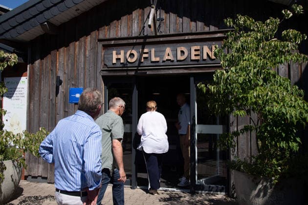 Personen gehen in den Hofladen, Feature, Symbolfoto, Randmotiv, Silke GORISSEN, GorißÂüen, CDU, Ministerin fuer Landwirtschaft und Verbraucherschutz des Landes Nordrhein-Westfalen, besucht auf ihrer NRW-is(s)t-gut-Tour den Hof Keil in Reken, 13.08.2026. *** People enter the farm store, Feature, Stock photo, Background image, Silke GORISSEN, GorißÂüen, CDU, Minister of Agriculture and Consumer Protection for the State of North Rhine-Westphalia, visits the Keil Farm in Reken as part of her NRW is s t gut tour, August 13, 2026