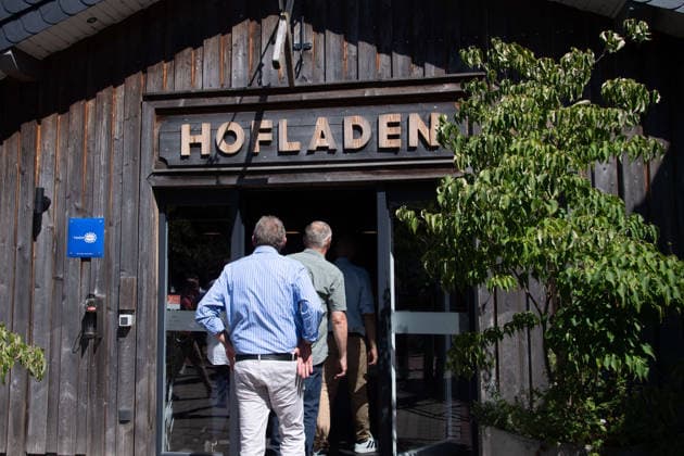 Personen gehen in den Hofladen, Feature, Symbolfoto, Randmotiv, Silke GORISSEN, GorißÂüen, CDU, Ministerin fuer Landwirtschaft und Verbraucherschutz des Landes Nordrhein-Westfalen, besucht auf ihrer NRW-is(s)t-gut-Tour den Hof Keil in Reken, 13.08.2026. *** People enter the farm store, Feature, Stock photo, Background image, Silke GORISSEN, GorißÂüen, CDU, Minister of Agriculture and Consumer Protection for the State of North Rhine-Westphalia, visits the Keil Farm in Reken as part of her NRW is s t gut tour, August 13, 2026