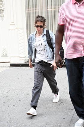 Actress Kristen Stewart is spotted leaving an apartment in New York City as she continues her press tour for The Wrong Girls Featuring: Kristen Stewart Where: New York City, New York, United States When: 13 Aug 2026 Credit: Elder Ordonez INSTARimages EDITORIAL USE ONLY. NOT FOR USE BY NEWSPAPERS BASED IN THE UK. Copyright: xx instar55915035