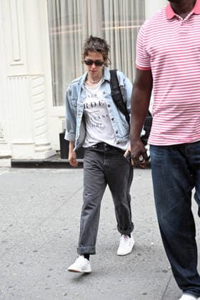 Actress Kristen Stewart is spotted leaving an apartment in New York City as she continues her press tour for The Wrong Girls Featuring: Kristen Stewart Where: New York City, New York, United States When: 13 Aug 2026 Credit: Elder Ordonez INSTARimages EDITORIAL USE ONLY. NOT FOR USE BY NEWSPAPERS BASED IN THE UK. Copyright: xx instar55915040