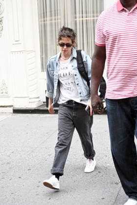 Actress Kristen Stewart is spotted leaving an apartment in New York City as she continues her press tour for The Wrong Girls Featuring: Kristen Stewart Where: New York City, New York, United States When: 13 Aug 2026 Credit: Elder Ordonez INSTARimages EDITORIAL USE ONLY. NOT FOR USE BY NEWSPAPERS BASED IN THE UK. Copyright: xx instar55915041