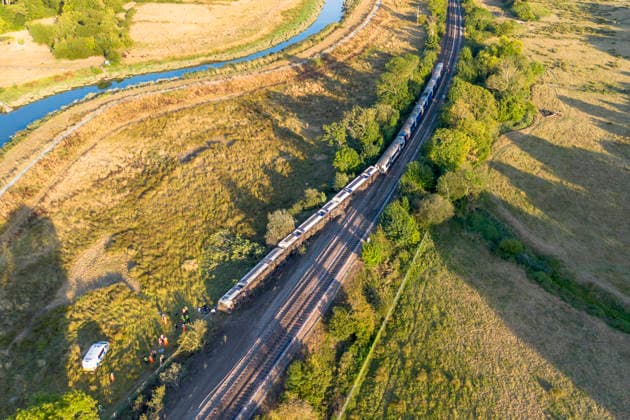August 13, 2026, Lewes, East Sussex, UK: Lewes, UK. An aerial view of a derailed train in Lewes. Emergency services at the scene where a train has derailed between Cooksbridge and Lewes in East Sussex, England Lewes UK  - ZUMAl94_ 20260813_zaf_l94_052 Copyright: xMarcinxNowakx