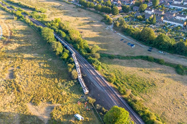 August 13, 2026, Lewes, East Sussex, UK: Lewes, UK. An aerial view of a derailed train in Lewes. Emergency services at the scene where a train has derailed between Cooksbridge and Lewes in East Sussex, England Lewes UK  - ZUMAl94_ 20260813_zaf_l94_054 Copyright: xMarcinxNowakx