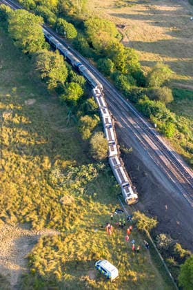August 13, 2026, Lewes, East Sussex, UK: Lewes, UK. An aerial view of a derailed train in Lewes. Emergency services at the scene where a train has derailed between Cooksbridge and Lewes in East Sussex, England Lewes UK  - ZUMAl94_ 20260813_zaf_l94_055 Copyright: xMarcinxNowakx