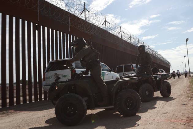 Mexican and US forces conduct joint binational security exercise along border EL PASO, TEXAS, US - AUGUST 13: Mexican and US military and law enforcement personnel take part in a joint binational security exercise along the border between Ciudad Juarez, Mexico, and El Paso, Texas, United States on August 13, 2026. The bilateral operation featured simultaneous deployments on both sides of the Rio Grande, incorporating specialized tactical units and low-flying helicopters to demonstrate rapid-response capabilities and strategic coordination against potential border threats. Christian Torres Anadolu Texas United States. Editorial use only. Please get in touch for any other usage.  Copyright: x2026xAnadoluxChristianxTorresx