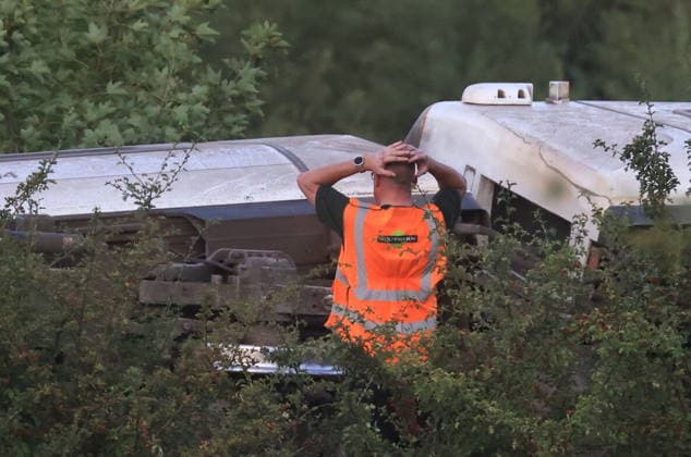August 13, 2026, Lewes, East Sussex, UK: Lewes, UK. Emergency services at the scene where a train has derailed between Cooksbridge and Lewes in East Sussex, England Lewes UK  - ZUMAl94_ 20260813_zaf_l94_065 Copyright: xMarcinxNowakx