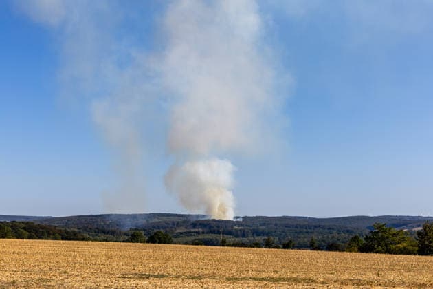 Waldbrand Möhnesee Seit 15:00 Uhr bekämpfen die Einsatzkräfte von Feuerwehr, Rettungsdienst, Hilfsorganisationen und Polizei aus dem gesamten Kreisgebiet einen Waldbrand am Möhnesee im Bereich Grüne Hoffnung - Wilhelmsruh. Aktuell sind rund 300 Einsatzkräfte im Einsatz. Das Feuer hat sich bereits auf eine Fläche von rund 44.000 mÂ² ausgebreitet und ist weiterhin dynamisch. Weitere Einsatzkräfte und Spezialgerät von Wald und Holz NRW sind noch auf der Anfahrt. Aufgrund des Brandes kann es im Bereich des Arnsberger Waldes, in der Soester Börde und in Teilbereichen des Hochsauerlandkreises zu Geruchsbelästigungen kommen. Möhnesee Naturpark Möhnesee-Havesse Nordrhein-Westfalen Deutschland *** Möhnesee Forest Fire Since 15:00, emerg