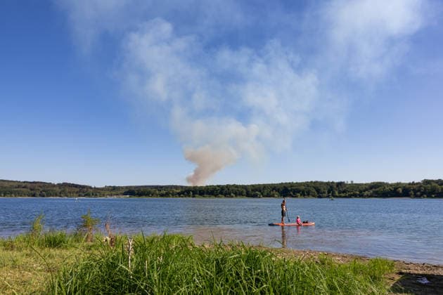 Waldbrand Möhnesee Seit 15:00 Uhr bekämpfen die Einsatzkräfte von Feuerwehr, Rettungsdienst, Hilfsorganisationen und Polizei aus dem gesamten Kreisgebiet einen Waldbrand am Möhnesee im Bereich Grüne Hoffnung - Wilhelmsruh. Aktuell sind rund 300 Einsatzkräfte im Einsatz. Das Feuer hat sich bereits auf eine Fläche von rund 44.000 mÂ² ausgebreitet und ist weiterhin dynamisch. Weitere Einsatzkräfte und Spezialgerät von Wald und Holz NRW sind noch auf der Anfahrt. Aufgrund des Brandes kann es im Bereich des Arnsberger Waldes, in der Soester Börde und in Teilbereichen des Hochsauerlandkreises zu Geruchsbelästigungen kommen. Möhnesee Naturpark Möhnesee-Havesse Nordrhein-Westfalen Deutschland *** Möhnesee Forest Fire Since 15:00, emerg
