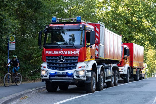 Waldbrand Möhnesee Seit 15:00 Uhr bekämpfen die Einsatzkräfte von Feuerwehr, Rettungsdienst, Hilfsorganisationen und Polizei aus dem gesamten Kreisgebiet einen Waldbrand am Möhnesee im Bereich Grüne Hoffnung - Wilhelmsruh. Aktuell sind rund 300 Einsatzkräfte im Einsatz. Das Feuer hat sich bereits auf eine Fläche von rund 44.000 mÂ² ausgebreitet und ist weiterhin dynamisch. Weitere Einsatzkräfte und Spezialgerät von Wald und Holz NRW sind noch auf der Anfahrt. Aufgrund des Brandes kann es im Bereich des Arnsberger Waldes, in der Soester Börde und in Teilbereichen des Hochsauerlandkreises zu Geruchsbelästigungen kommen. Möhnesee Naturpark Möhnesee-Havesse Nordrhein-Westfalen Deutschland *** Möhnesee Forest Fire Since 15:00, emerg