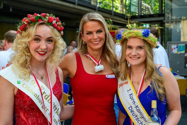 728. Vechtaer Stoppelmarkt eröffnet 13.08.2026, Stoppelmarkt, Vechta, 728. Vechtaer Stoppelmarkt eröffnet, im Bild Kristian Kater (Bürgermeister Stadt Vechta (SPD)) und die Niedersächsische Botschafterin für Digitalisierung Silke Müller eröffneten am Donnerstagabend 13.08.26 den 728. Stoppelmarkt in der Nachbarkreisstadt Vechta. Vor der Eröffnung gab es im Rathaus einen Empfang für geladene Gäste, bevor sich der Festumzug mit mehr als 70 Wagen und Gruppen durch die Innenstadt und die Ehrengäste in der Kutsche zur Westerheide begaben. Hier eröffneten Kater und Müller den 728. Stoppelmarkt. Im Anschluss gab es den traditionellen Bieranstich im Festzelt Kombinat. Das Highlight war an diesem Abend, dass Kristian Kater (Bürge Copyright: xnordphotoxGmbHx xKFOTOx
