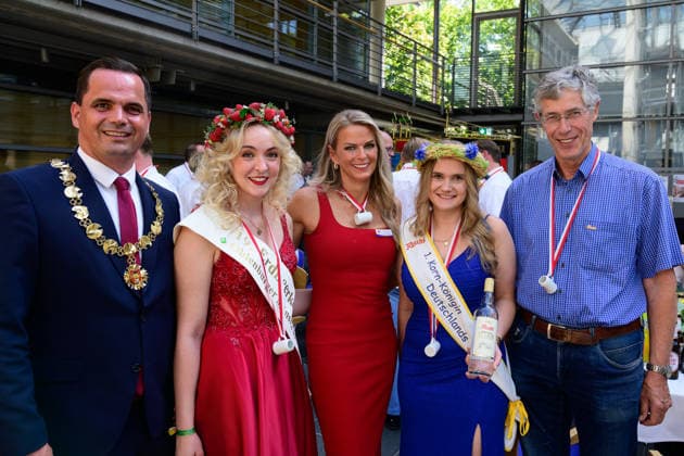 728. Vechtaer Stoppelmarkt eröffnet 13.08.2026, Stoppelmarkt, Vechta, 728. Vechtaer Stoppelmarkt eröffnet, im Bild Kristian Kater (Bürgermeister Stadt Vechta (SPD)) und die Niedersächsische Botschafterin für Digitalisierung Silke Müller eröffneten am Donnerstagabend 13.08.26 den 728. Stoppelmarkt in der Nachbarkreisstadt Vechta. Vor der Eröffnung gab es im Rathaus einen Empfang für geladene Gäste, bevor sich der Festumzug mit mehr als 70 Wagen und Gruppen durch die Innenstadt und die Ehrengäste in der Kutsche zur Westerheide begaben. Hier eröffneten Kater und Müller den 728. Stoppelmarkt. Im Anschluss gab es den traditionellen Bieranstich im Festzelt Kombinat. Das Highlight war an diesem Abend, dass Kristian Kater (Bürge Copyright: xnordphotoxGmbHx xKFOTOx