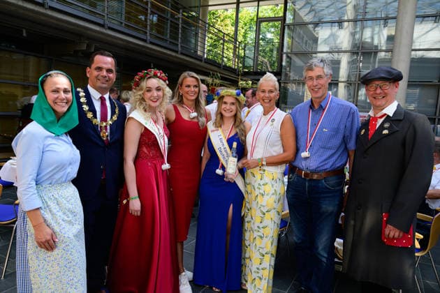 728. Vechtaer Stoppelmarkt eröffnet 13.08.2026, Stoppelmarkt, Vechta, 728. Vechtaer Stoppelmarkt eröffnet, im Bild Kristian Kater (Bürgermeister Stadt Vechta (SPD)) und die Niedersächsische Botschafterin für Digitalisierung Silke Müller eröffneten am Donnerstagabend 13.08.26 den 728. Stoppelmarkt in der Nachbarkreisstadt Vechta. Vor der Eröffnung gab es im Rathaus einen Empfang für geladene Gäste, bevor sich der Festumzug mit mehr als 70 Wagen und Gruppen durch die Innenstadt und die Ehrengäste in der Kutsche zur Westerheide begaben. Hier eröffneten Kater und Müller den 728. Stoppelmarkt. Im Anschluss gab es den traditionellen Bieranstich im Festzelt Kombinat. Das Highlight war an diesem Abend, dass Kristian Kater (Bürge Copyright: xnordphotoxGmbHx xKFOTOx