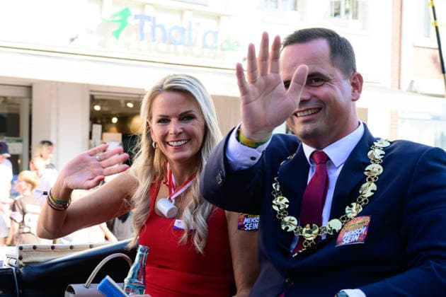 728. Vechtaer Stoppelmarkt eröffnet 13.08.2026, Stoppelmarkt, Vechta, 728. Vechtaer Stoppelmarkt eröffnet, im Bild Kristian Kater (Bürgermeister Stadt Vechta (SPD)) und die Niedersächsische Botschafterin für Digitalisierung Silke Müller eröffneten am Donnerstagabend 13.08.26 den 728. Stoppelmarkt in der Nachbarkreisstadt Vechta. Vor der Eröffnung gab es im Rathaus einen Empfang für geladene Gäste, bevor sich der Festumzug mit mehr als 70 Wagen und Gruppen durch die Innenstadt und die Ehrengäste in der Kutsche zur Westerheide begaben. Hier eröffneten Kater und Müller den 728. Stoppelmarkt. Im Anschluss gab es den traditionellen Bieranstich im Festzelt Kombinat. Das Highlight war an diesem Abend, dass Kristian Kater (Bürge Copyright: xnordphotoxGmbHx xKFOTOx