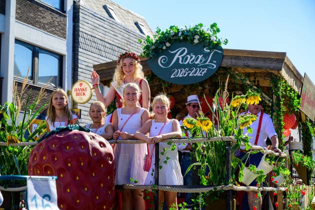 728. Vechtaer Stoppelmarkt eröffnet 13.08.2026, Stoppelmarkt, Vechta, 728. Vechtaer Stoppelmarkt eröffnet, im Bild Kristian Kater (Bürgermeister Stadt Vechta (SPD)) und die Niedersächsische Botschafterin für Digitalisierung Silke Müller eröffneten am Donnerstagabend 13.08.26 den 728. Stoppelmarkt in der Nachbarkreisstadt Vechta. Vor der Eröffnung gab es im Rathaus einen Empfang für geladene Gäste, bevor sich der Festumzug mit mehr als 70 Wagen und Gruppen durch die Innenstadt und die Ehrengäste in der Kutsche zur Westerheide begaben. Hier eröffneten Kater und Müller den 728. Stoppelmarkt. Im Anschluss gab es den traditionellen Bieranstich im Festzelt Kombinat. Das Highlight war an diesem Abend, dass Kristian Kater (Bürge Copyright: xnordphotoxGmbHx xKFOTOx