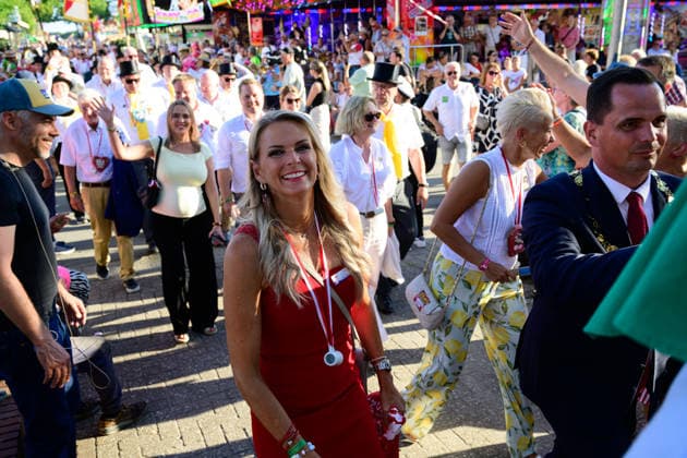 728. Vechtaer Stoppelmarkt eröffnet 13.08.2026, Stoppelmarkt, Vechta, 728. Vechtaer Stoppelmarkt eröffnet, im Bild Kristian Kater (Bürgermeister Stadt Vechta (SPD)) und die Niedersächsische Botschafterin für Digitalisierung Silke Müller eröffneten am Donnerstagabend 13.08.26 den 728. Stoppelmarkt in der Nachbarkreisstadt Vechta. Vor der Eröffnung gab es im Rathaus einen Empfang für geladene Gäste, bevor sich der Festumzug mit mehr als 70 Wagen und Gruppen durch die Innenstadt und die Ehrengäste in der Kutsche zur Westerheide begaben. Hier eröffneten Kater und Müller den 728. Stoppelmarkt. Im Anschluss gab es den traditionellen Bieranstich im Festzelt Kombinat. Das Highlight war an diesem Abend, dass Kristian Kater (Bürge Copyright: xnordphotoxGmbHx xKFOTOx