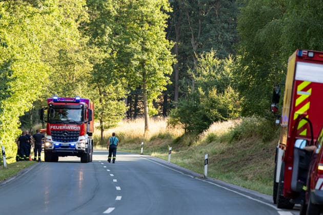 Waldbrand Möhnesee Seit 15:00 Uhr bekämpfen die Einsatzkräfte von Feuerwehr, Rettungsdienst, Hilfsorganisationen und Polizei aus dem gesamten Kreisgebiet einen Waldbrand am Möhnesee im Bereich Grüne Hoffnung - Wilhelmsruh. Aktuell sind rund 300 Einsatzkräfte im Einsatz. Das Feuer hat sich bereits auf eine Fläche von rund 44.000 mÂ² ausgebreitet und ist weiterhin dynamisch. Weitere Einsatzkräfte und Spezialgerät von Wald und Holz NRW sind noch auf der Anfahrt. Aufgrund des Brandes kann es im Bereich des Arnsberger Waldes, in der Soester Börde und in Teilbereichen des Hochsauerlandkreises zu Geruchsbelästigungen kommen. Möhnesee Naturpark Möhnesee-Havesse Nordrhein-Westfalen Deutschland *** Möhnesee Forest Fire Since 15:00, emerg