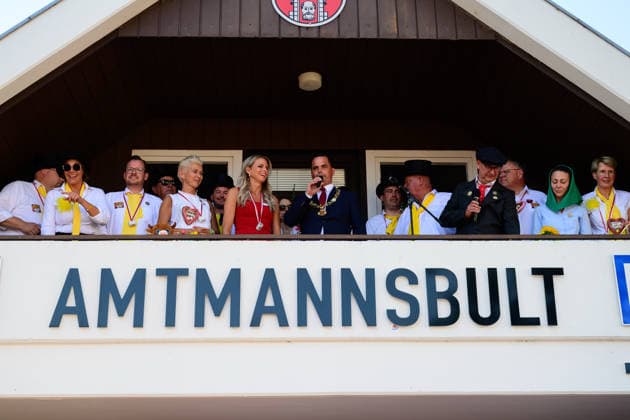 728. Vechtaer Stoppelmarkt eröffnet 13.08.2026, Stoppelmarkt, Vechta, 728. Vechtaer Stoppelmarkt eröffnet, im Bild Kristian Kater (Bürgermeister Stadt Vechta (SPD)) und die Niedersächsische Botschafterin für Digitalisierung Silke Müller eröffneten am Donnerstagabend 13.08.26 den 728. Stoppelmarkt in der Nachbarkreisstadt Vechta. Vor der Eröffnung gab es im Rathaus einen Empfang für geladene Gäste, bevor sich der Festumzug mit mehr als 70 Wagen und Gruppen durch die Innenstadt und die Ehrengäste in der Kutsche zur Westerheide begaben. Hier eröffneten Kater und Müller den 728. Stoppelmarkt. Im Anschluss gab es den traditionellen Bieranstich im Festzelt Kombinat. Das Highlight war an diesem Abend, dass Kristian Kater (Bürge Copyright: xnordphotoxGmbHx xKFOTOx