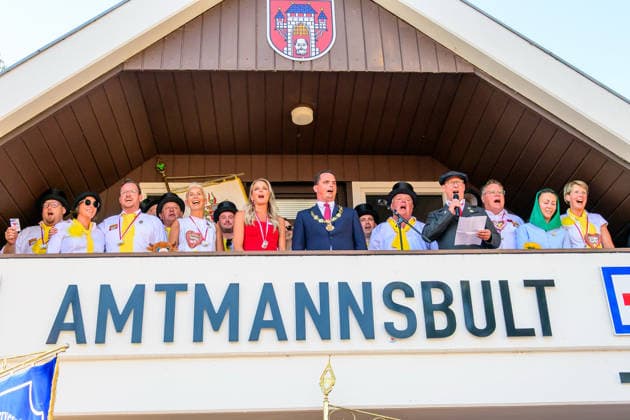 728. Vechtaer Stoppelmarkt eröffnet 13.08.2026, Stoppelmarkt, Vechta, 728. Vechtaer Stoppelmarkt eröffnet, im Bild Kristian Kater (Bürgermeister Stadt Vechta (SPD)) und die Niedersächsische Botschafterin für Digitalisierung Silke Müller eröffneten am Donnerstagabend 13.08.26 den 728. Stoppelmarkt in der Nachbarkreisstadt Vechta. Vor der Eröffnung gab es im Rathaus einen Empfang für geladene Gäste, bevor sich der Festumzug mit mehr als 70 Wagen und Gruppen durch die Innenstadt und die Ehrengäste in der Kutsche zur Westerheide begaben. Hier eröffneten Kater und Müller den 728. Stoppelmarkt. Im Anschluss gab es den traditionellen Bieranstich im Festzelt Kombinat. Das Highlight war an diesem Abend, dass Kristian Kater (Bürge Copyright: xnordphotoxGmbHx xKFOTOx