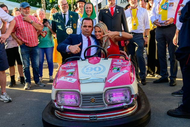 728. Vechtaer Stoppelmarkt eröffnet 13.08.2026, Stoppelmarkt, Vechta, 728. Vechtaer Stoppelmarkt eröffnet, im Bild Kristian Kater (Bürgermeister Stadt Vechta (SPD)) und die Niedersächsische Botschafterin für Digitalisierung Silke Müller eröffneten am Donnerstagabend 13.08.26 den 728. Stoppelmarkt in der Nachbarkreisstadt Vechta. Vor der Eröffnung gab es im Rathaus einen Empfang für geladene Gäste, bevor sich der Festumzug mit mehr als 70 Wagen und Gruppen durch die Innenstadt und die Ehrengäste in der Kutsche zur Westerheide begaben. Hier eröffneten Kater und Müller den 728. Stoppelmarkt. Im Anschluss gab es den traditionellen Bieranstich im Festzelt Kombinat. Das Highlight war an diesem Abend, dass Kristian Kater (Bürge Copyright: xnordphotoxGmbHx xKFOTOx