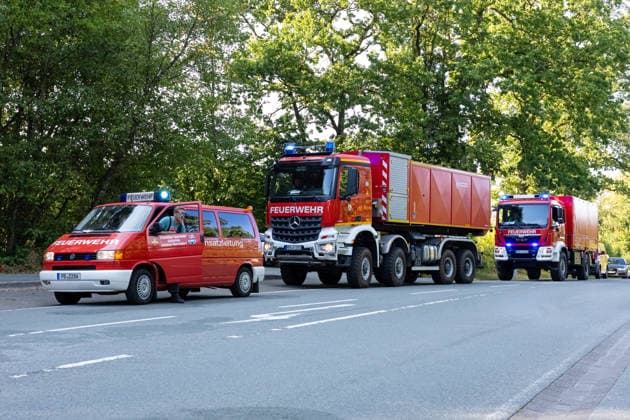 Waldbrand Möhnesee Seit 15:00 Uhr bekämpfen die Einsatzkräfte von Feuerwehr, Rettungsdienst, Hilfsorganisationen und Polizei aus dem gesamten Kreisgebiet einen Waldbrand am Möhnesee im Bereich Grüne Hoffnung - Wilhelmsruh. Aktuell sind rund 300 Einsatzkräfte im Einsatz. Das Feuer hat sich bereits auf eine Fläche von rund 44.000 mÂ² ausgebreitet und ist weiterhin dynamisch. Weitere Einsatzkräfte und Spezialgerät von Wald und Holz NRW sind noch auf der Anfahrt. Aufgrund des Brandes kann es im Bereich des Arnsberger Waldes, in der Soester Börde und in Teilbereichen des Hochsauerlandkreises zu Geruchsbelästigungen kommen. Möhnesee Naturpark Möhnesee-Havesse Nordrhein-Westfalen Deutschland *** Möhnesee Forest Fire Since 15:00, emerg