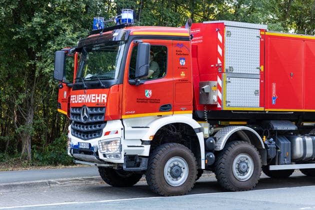 Waldbrand Möhnesee Seit 15:00 Uhr bekämpfen die Einsatzkräfte von Feuerwehr, Rettungsdienst, Hilfsorganisationen und Polizei aus dem gesamten Kreisgebiet einen Waldbrand am Möhnesee im Bereich Grüne Hoffnung - Wilhelmsruh. Aktuell sind rund 300 Einsatzkräfte im Einsatz. Das Feuer hat sich bereits auf eine Fläche von rund 44.000 mÂ² ausgebreitet und ist weiterhin dynamisch. Weitere Einsatzkräfte und Spezialgerät von Wald und Holz NRW sind noch auf der Anfahrt. Aufgrund des Brandes kann es im Bereich des Arnsberger Waldes, in der Soester Börde und in Teilbereichen des Hochsauerlandkreises zu Geruchsbelästigungen kommen. Möhnesee Naturpark Möhnesee-Havesse Nordrhein-Westfalen Deutschland *** Möhnesee Forest Fire Since 15:00, emerg