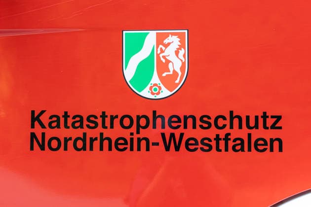 Waldbrand Möhnesee Seit 15:00 Uhr bekämpfen die Einsatzkräfte von Feuerwehr, Rettungsdienst, Hilfsorganisationen und Polizei aus dem gesamten Kreisgebiet einen Waldbrand am Möhnesee im Bereich Grüne Hoffnung - Wilhelmsruh. Aktuell sind rund 300 Einsatzkräfte im Einsatz. Das Feuer hat sich bereits auf eine Fläche von rund 44.000 mÂ² ausgebreitet und ist weiterhin dynamisch. Weitere Einsatzkräfte und Spezialgerät von Wald und Holz NRW sind noch auf der Anfahrt. Aufgrund des Brandes kann es im Bereich des Arnsberger Waldes, in der Soester Börde und in Teilbereichen des Hochsauerlandkreises zu Geruchsbelästigungen kommen. Möhnesee Naturpark Möhnesee-Havesse Nordrhein-Westfalen Deutschland *** Möhnesee Forest Fire Since 15:00, emerg