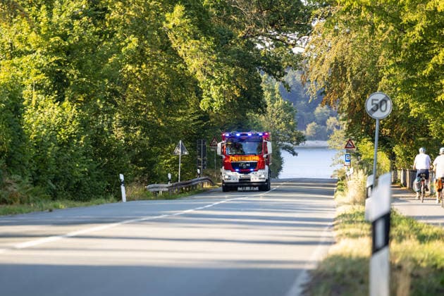 Waldbrand Möhnesee Seit 15:00 Uhr bekämpfen die Einsatzkräfte von Feuerwehr, Rettungsdienst, Hilfsorganisationen und Polizei aus dem gesamten Kreisgebiet einen Waldbrand am Möhnesee im Bereich Grüne Hoffnung - Wilhelmsruh. Aktuell sind rund 300 Einsatzkräfte im Einsatz. Das Feuer hat sich bereits auf eine Fläche von rund 44.000 mÂ² ausgebreitet und ist weiterhin dynamisch. Weitere Einsatzkräfte und Spezialgerät von Wald und Holz NRW sind noch auf der Anfahrt. Aufgrund des Brandes kann es im Bereich des Arnsberger Waldes, in der Soester Börde und in Teilbereichen des Hochsauerlandkreises zu Geruchsbelästigungen kommen. Möhnesee Naturpark Möhnesee-Havesse Nordrhein-Westfalen Deutschland *** Möhnesee Forest Fire Since 15:00, emerg