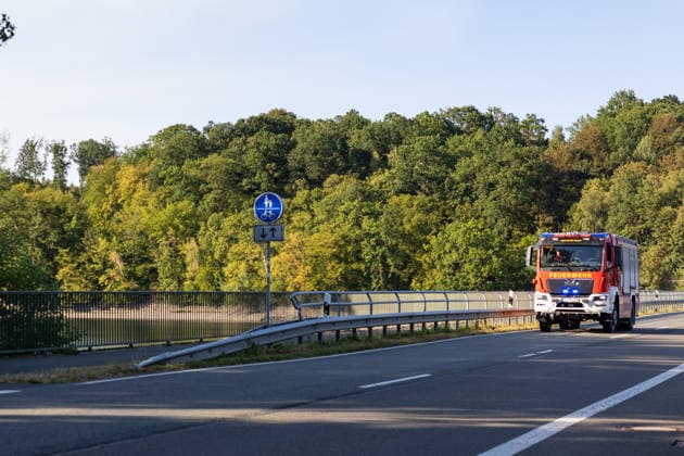 Waldbrand Möhnesee Seit 15:00 Uhr bekämpfen die Einsatzkräfte von Feuerwehr, Rettungsdienst, Hilfsorganisationen und Polizei aus dem gesamten Kreisgebiet einen Waldbrand am Möhnesee im Bereich Grüne Hoffnung - Wilhelmsruh. Aktuell sind rund 300 Einsatzkräfte im Einsatz. Das Feuer hat sich bereits auf eine Fläche von rund 44.000 mÂ² ausgebreitet und ist weiterhin dynamisch. Weitere Einsatzkräfte und Spezialgerät von Wald und Holz NRW sind noch auf der Anfahrt. Aufgrund des Brandes kann es im Bereich des Arnsberger Waldes, in der Soester Börde und in Teilbereichen des Hochsauerlandkreises zu Geruchsbelästigungen kommen. Möhnesee Naturpark Möhnesee-Havesse Nordrhein-Westfalen Deutschland *** Möhnesee Forest Fire Since 15:00, emerg