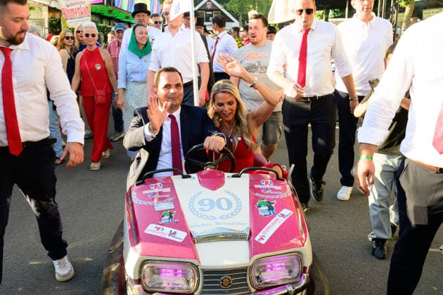 728. Vechtaer Stoppelmarkt eröffnet 13.08.2026, Stoppelmarkt, Vechta, 728. Vechtaer Stoppelmarkt eröffnet, im Bild Kristian Kater (Bürgermeister Stadt Vechta (SPD)) und die Niedersächsische Botschafterin für Digitalisierung Silke Müller eröffneten am Donnerstagabend 13.08.26 den 728. Stoppelmarkt in der Nachbarkreisstadt Vechta. Vor der Eröffnung gab es im Rathaus einen Empfang für geladene Gäste, bevor sich der Festumzug mit mehr als 70 Wagen und Gruppen durch die Innenstadt und die Ehrengäste in der Kutsche zur Westerheide begaben. Hier eröffneten Kater und Müller den 728. Stoppelmarkt. Im Anschluss gab es den traditionellen Bieranstich im Festzelt Kombinat. Das Highlight war an diesem Abend, dass Kristian Kater (Bürge Copyright: xnordphotoxGmbHx xKFOTOx