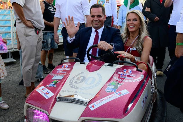 728. Vechtaer Stoppelmarkt eröffnet 13.08.2026, Stoppelmarkt, Vechta, 728. Vechtaer Stoppelmarkt eröffnet, im Bild Kristian Kater (Bürgermeister Stadt Vechta (SPD)) und die Niedersächsische Botschafterin für Digitalisierung Silke Müller eröffneten am Donnerstagabend 13.08.26 den 728. Stoppelmarkt in der Nachbarkreisstadt Vechta. Vor der Eröffnung gab es im Rathaus einen Empfang für geladene Gäste, bevor sich der Festumzug mit mehr als 70 Wagen und Gruppen durch die Innenstadt und die Ehrengäste in der Kutsche zur Westerheide begaben. Hier eröffneten Kater und Müller den 728. Stoppelmarkt. Im Anschluss gab es den traditionellen Bieranstich im Festzelt Kombinat. Das Highlight war an diesem Abend, dass Kristian Kater (Bürge Copyright: xnordphotoxGmbHx xKFOTOx