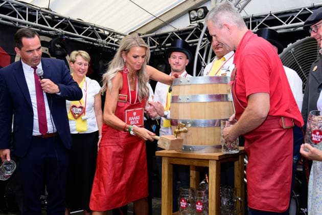 728. Vechtaer Stoppelmarkt eröffnet 13.08.2026, Stoppelmarkt, Vechta, 728. Vechtaer Stoppelmarkt eröffnet, im Bild Kristian Kater (Bürgermeister Stadt Vechta (SPD)) und die Niedersächsische Botschafterin für Digitalisierung Silke Müller eröffneten am Donnerstagabend 13.08.26 den 728. Stoppelmarkt in der Nachbarkreisstadt Vechta. Vor der Eröffnung gab es im Rathaus einen Empfang für geladene Gäste, bevor sich der Festumzug mit mehr als 70 Wagen und Gruppen durch die Innenstadt und die Ehrengäste in der Kutsche zur Westerheide begaben. Hier eröffneten Kater und Müller den 728. Stoppelmarkt. Im Anschluss gab es den traditionellen Bieranstich im Festzelt Kombinat. Das Highlight war an diesem Abend, dass Kristian Kater (Bürge Copyright: xnordphotoxGmbHx xKFOTOx