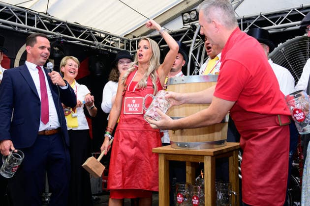 728. Vechtaer Stoppelmarkt eröffnet 13.08.2026, Stoppelmarkt, Vechta, 728. Vechtaer Stoppelmarkt eröffnet, im Bild Kristian Kater (Bürgermeister Stadt Vechta (SPD)) und die Niedersächsische Botschafterin für Digitalisierung Silke Müller eröffneten am Donnerstagabend 13.08.26 den 728. Stoppelmarkt in der Nachbarkreisstadt Vechta. Vor der Eröffnung gab es im Rathaus einen Empfang für geladene Gäste, bevor sich der Festumzug mit mehr als 70 Wagen und Gruppen durch die Innenstadt und die Ehrengäste in der Kutsche zur Westerheide begaben. Hier eröffneten Kater und Müller den 728. Stoppelmarkt. Im Anschluss gab es den traditionellen Bieranstich im Festzelt Kombinat. Das Highlight war an diesem Abend, dass Kristian Kater (Bürge Copyright: xnordphotoxGmbHx xKFOTOx