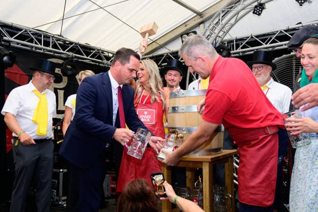 728. Vechtaer Stoppelmarkt eröffnet 13.08.2026, Stoppelmarkt, Vechta, 728. Vechtaer Stoppelmarkt eröffnet, im Bild Kristian Kater (Bürgermeister Stadt Vechta (SPD)) und die Niedersächsische Botschafterin für Digitalisierung Silke Müller eröffneten am Donnerstagabend 13.08.26 den 728. Stoppelmarkt in der Nachbarkreisstadt Vechta. Vor der Eröffnung gab es im Rathaus einen Empfang für geladene Gäste, bevor sich der Festumzug mit mehr als 70 Wagen und Gruppen durch die Innenstadt und die Ehrengäste in der Kutsche zur Westerheide begaben. Hier eröffneten Kater und Müller den 728. Stoppelmarkt. Im Anschluss gab es den traditionellen Bieranstich im Festzelt Kombinat. Das Highlight war an diesem Abend, dass Kristian Kater (Bürge Copyright: xnordphotoxGmbHx xKFOTOx